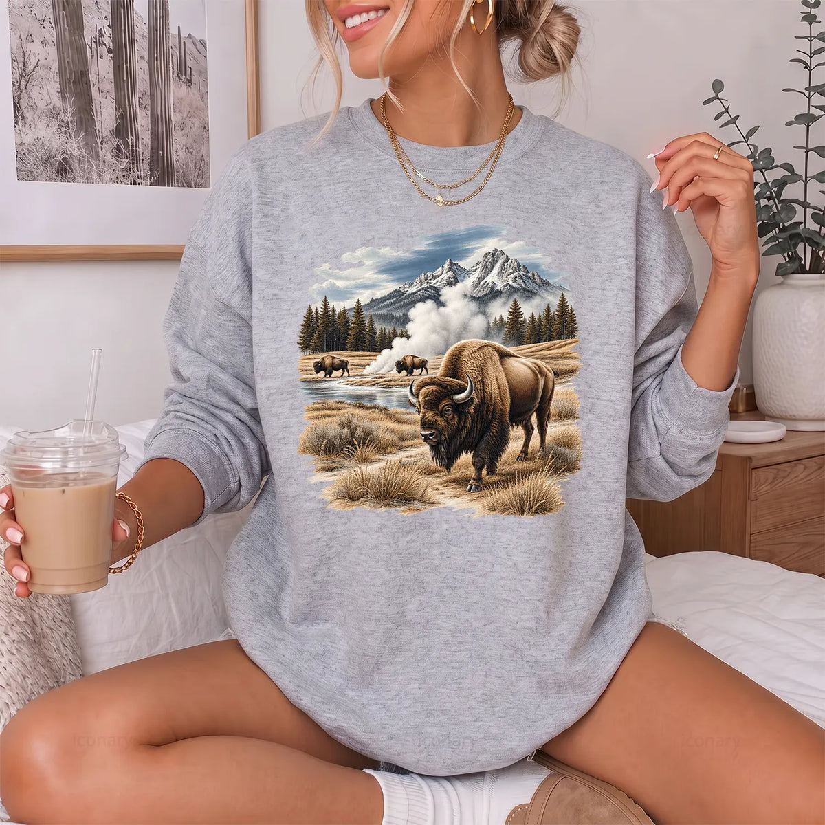 Bison Geyser Basin Sweatshirt Women model in Sport Grey