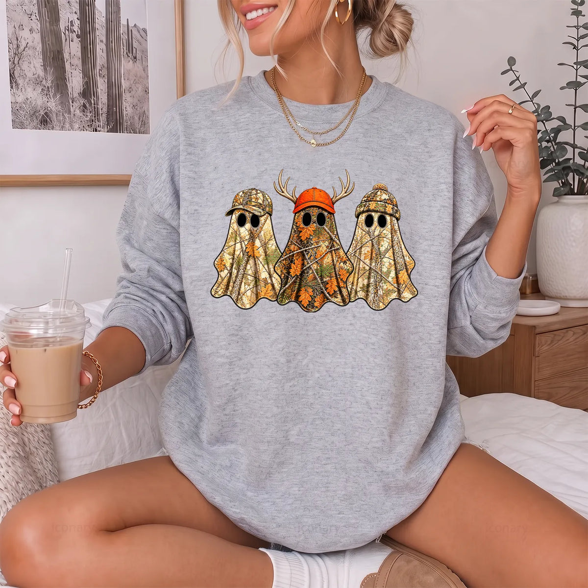 Camo Hunting Ghost Trio Sweatshirt Women model in Sport Grey