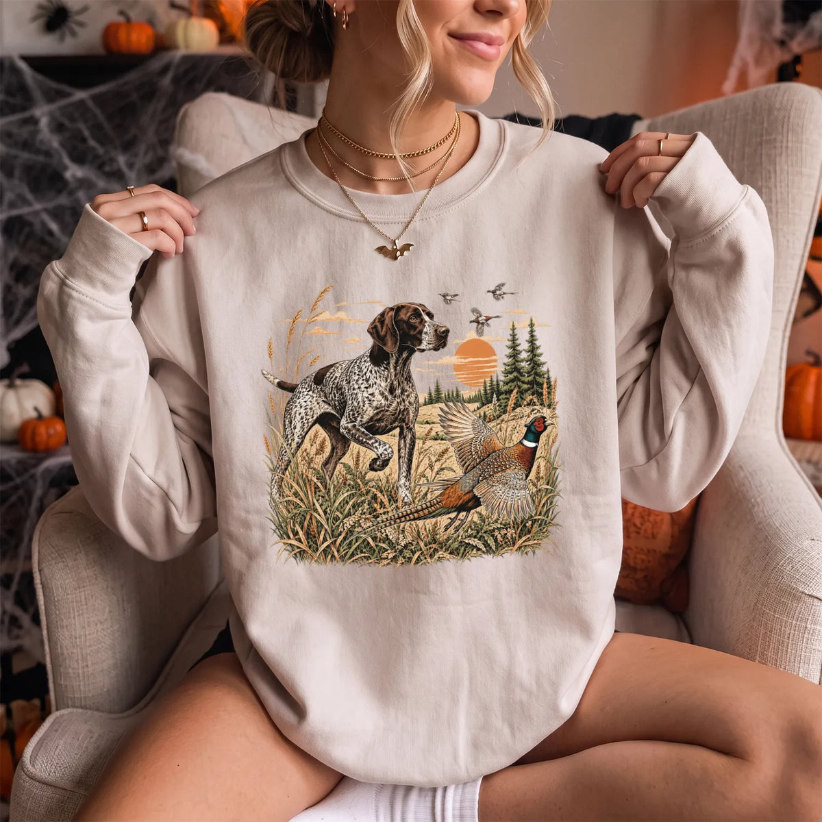German Shorthaired Pointer Hunter Sweatshirt Women model in Sand