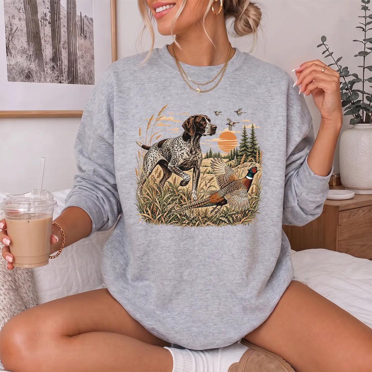 German Shorthaired Pointer Hunter Sweatshirt Women model in Sport Grey