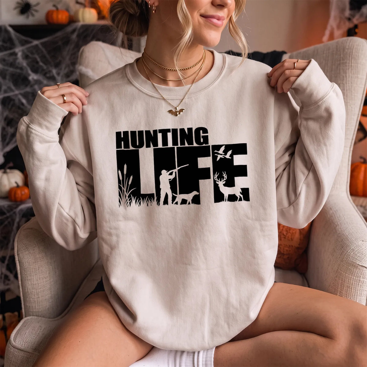 Hunting Life Silhouette Sweatshirt Women model in Sand