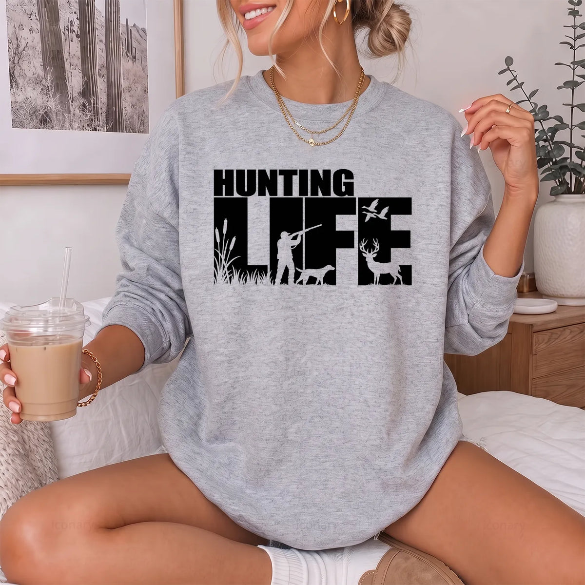 Hunting Life Silhouette Sweatshirt Women model in Sport Grey