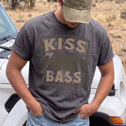 Kiss My Bass Vintage Badge T-Shirt Men model in Pepper