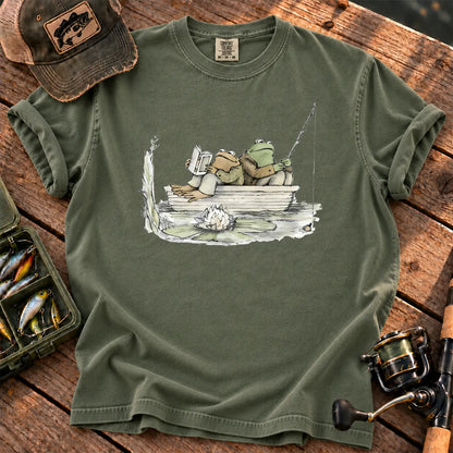 Two Frog Friends Fishing T-Shirt in Moss
