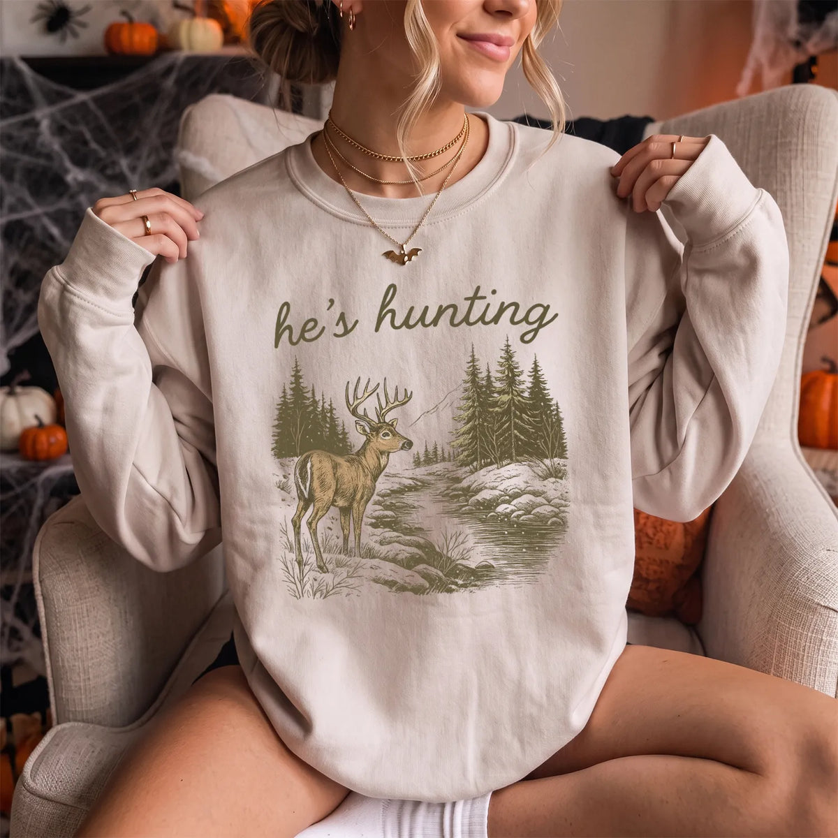 Vintage Hes Hunting Deer Sweatshirt Women model in Sand