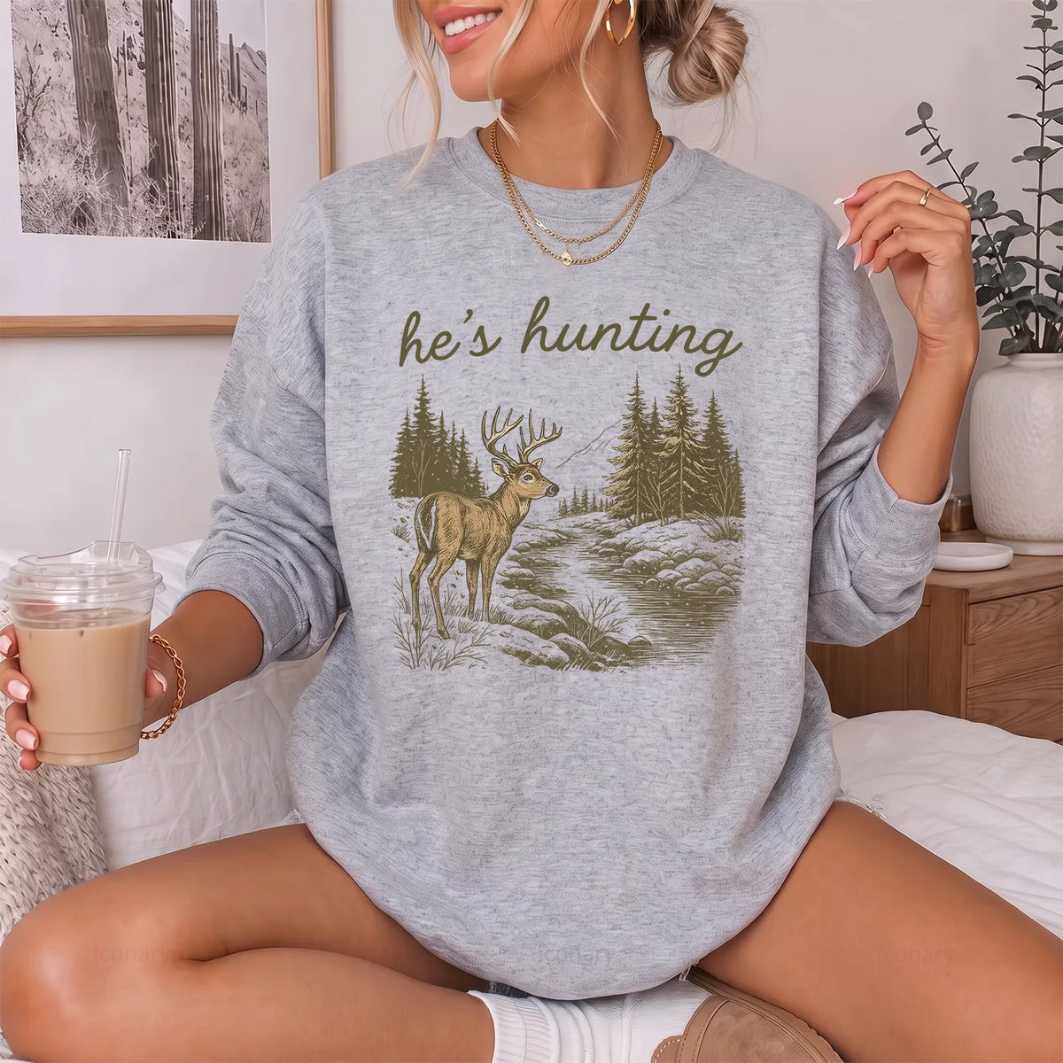 Vintage Hes Hunting Deer Sweatshirt Women model in Sport Grey