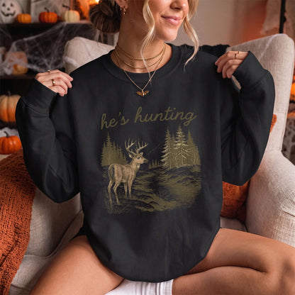 Vintage Hes Hunting Deer Sweatshirt Women model in Black